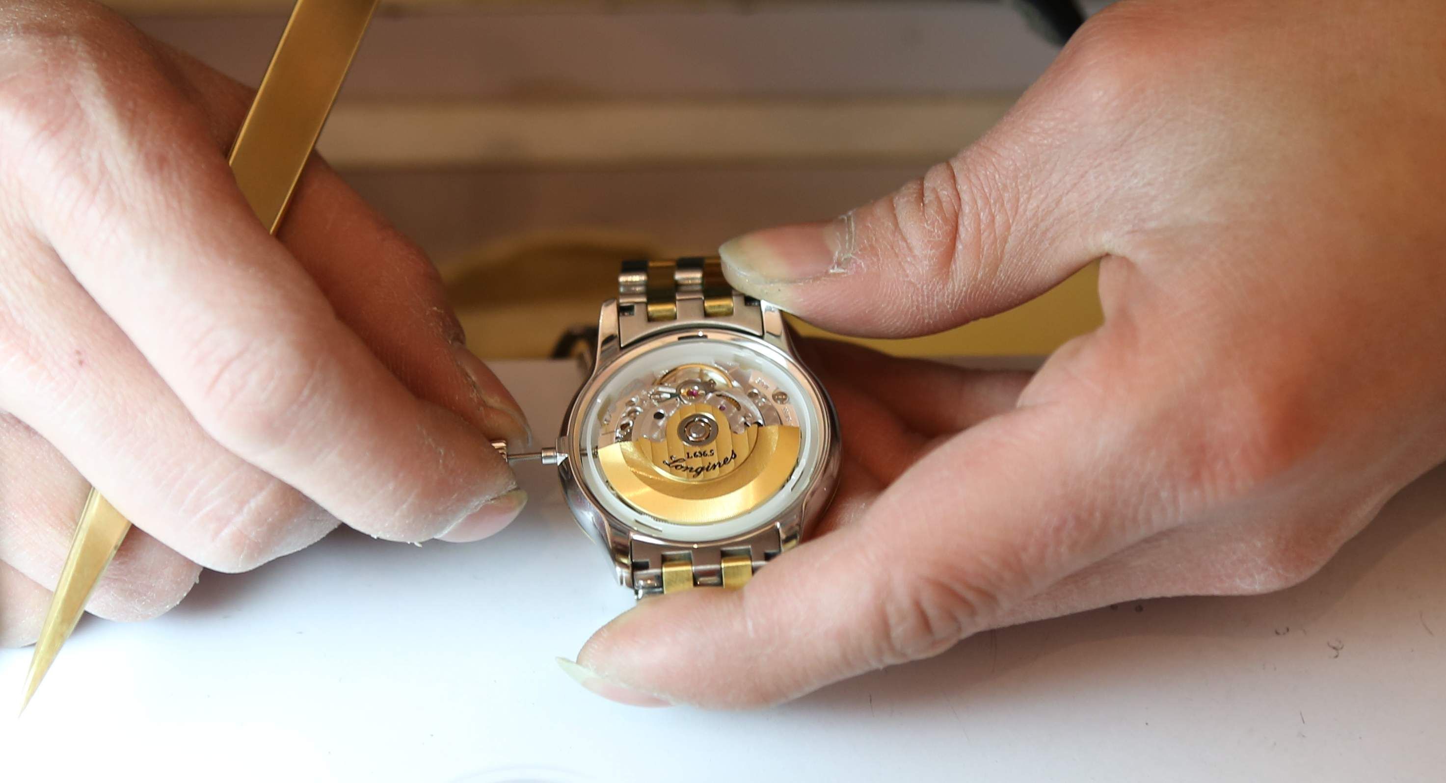 欧米茄手表保养一次要多少钱（欧米茄表带刮花）